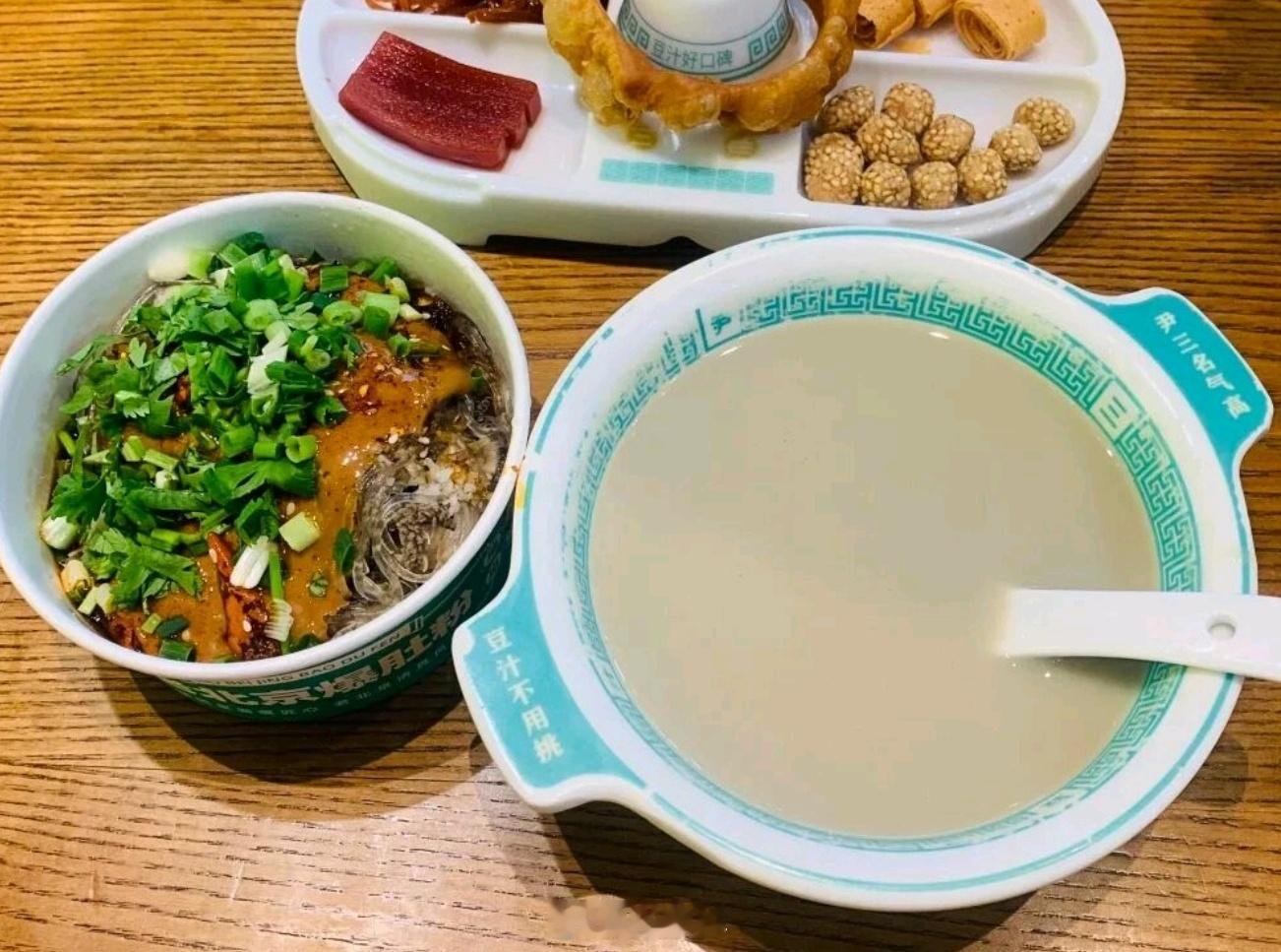 美国记者喝北京豆汁的表情一个豆汁，一个卤煮，估计99%的南方人都喝不惯！但，正是