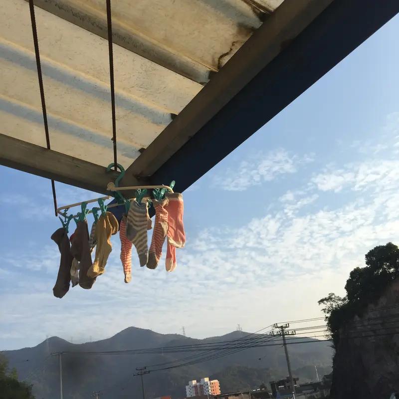 12月27日，湖南湘潭县一位网友记录的母亲晒袜子方式火了。视频里老人把袜子往粗糙