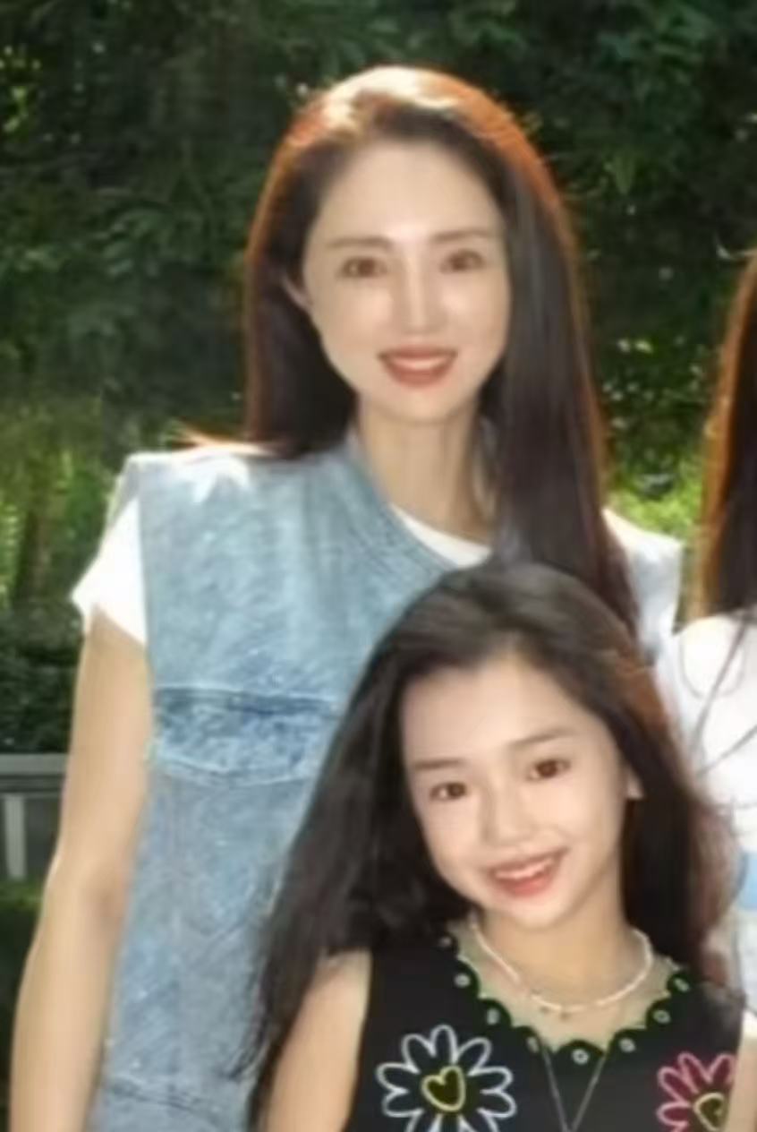 明星和孩子共用一张脸这些艺人和孩子简直是复制粘贴 8月14日，梅婷女儿、儿子双双