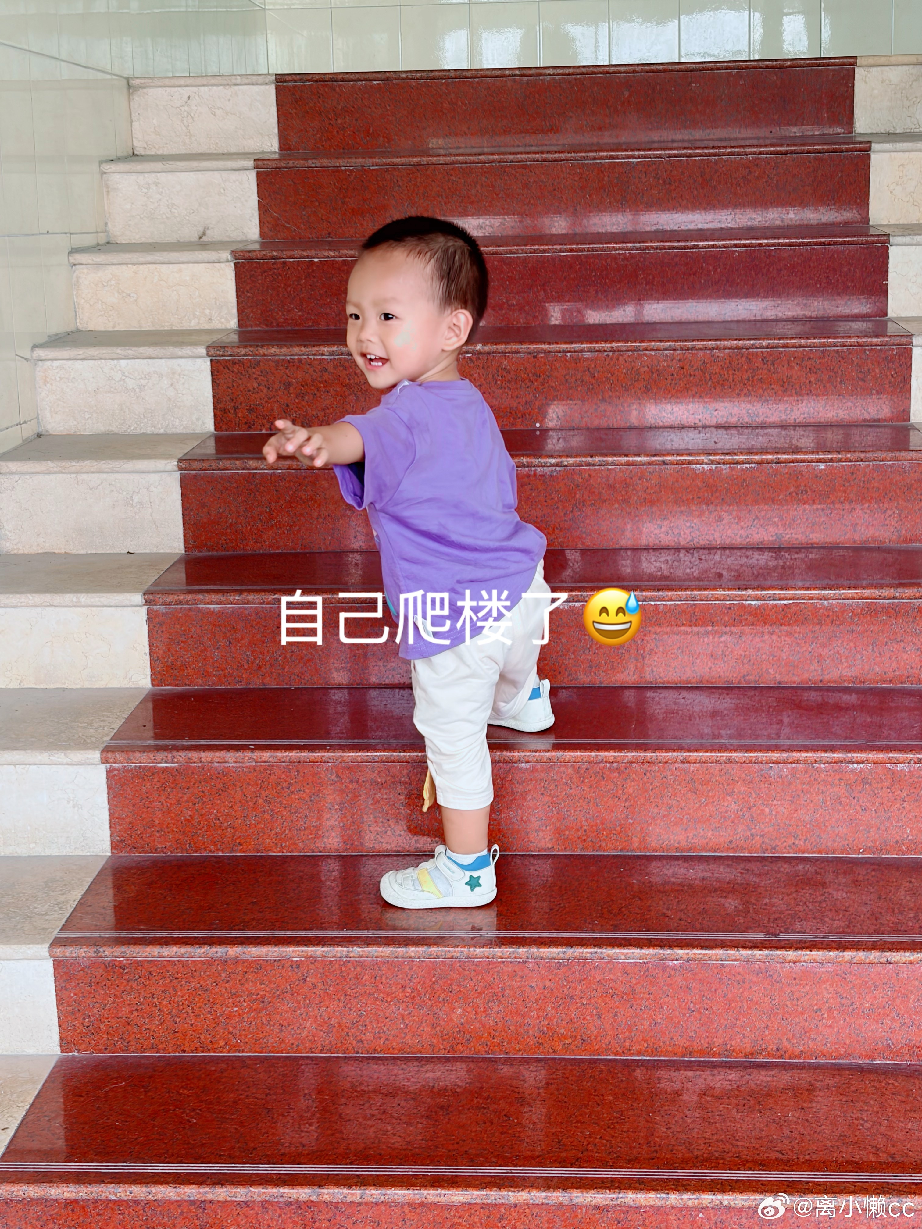 早上让宝爸送我们去超市买菜，他就去上班了，逛了超市买点儿菜就回来了，回来路上还去