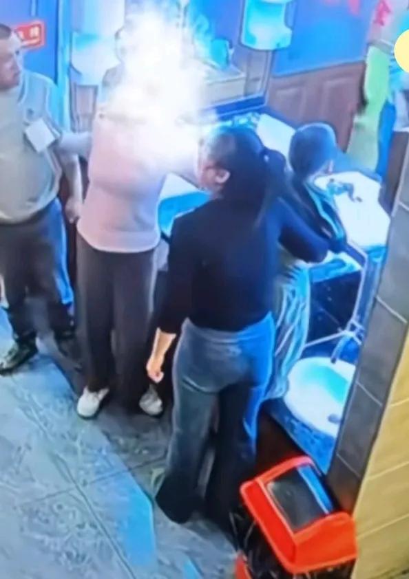 孩子被烫伤后，妻子指责丈夫，愤怒的丈夫对妻子大打出手上去就踹了妻子一脚，
中间可