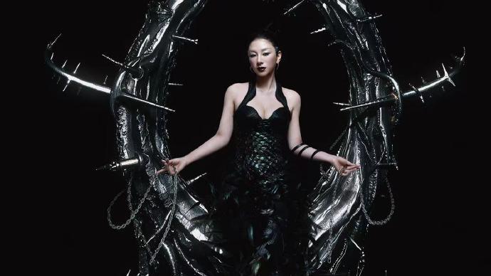 标题：黄奕这波是“换头式回春”？暴瘦30斤+撕漫脸鲨疯，网友：认不出但狂心动！