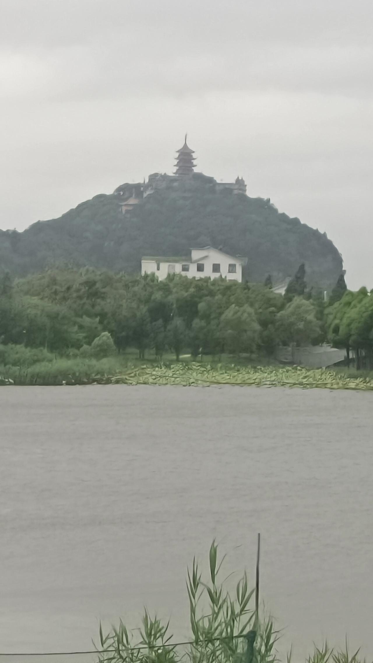 早上出来转转，狼山古塔立在山尖儿上。那景象，就跟一位饱经沧桑的老头儿似的，静静地