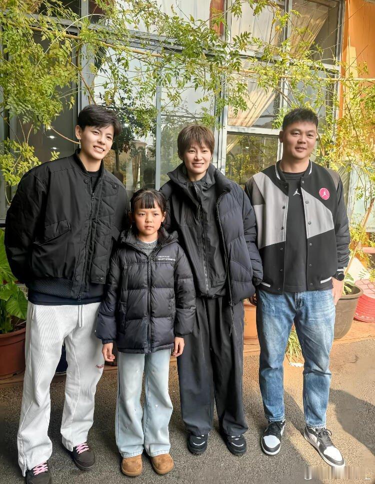 杨力维杨力维杨舒予  20251213新鲜维予合照图源:抖音 卓恒体育汪继伟 