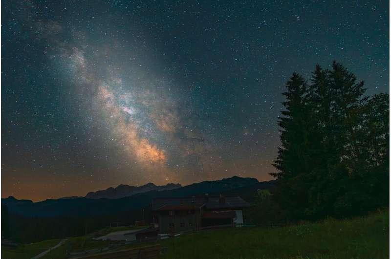 一台望远镜，为什么偏偏要去“看宇宙看不见的东西”？答案可能比科幻电影还离谱。
