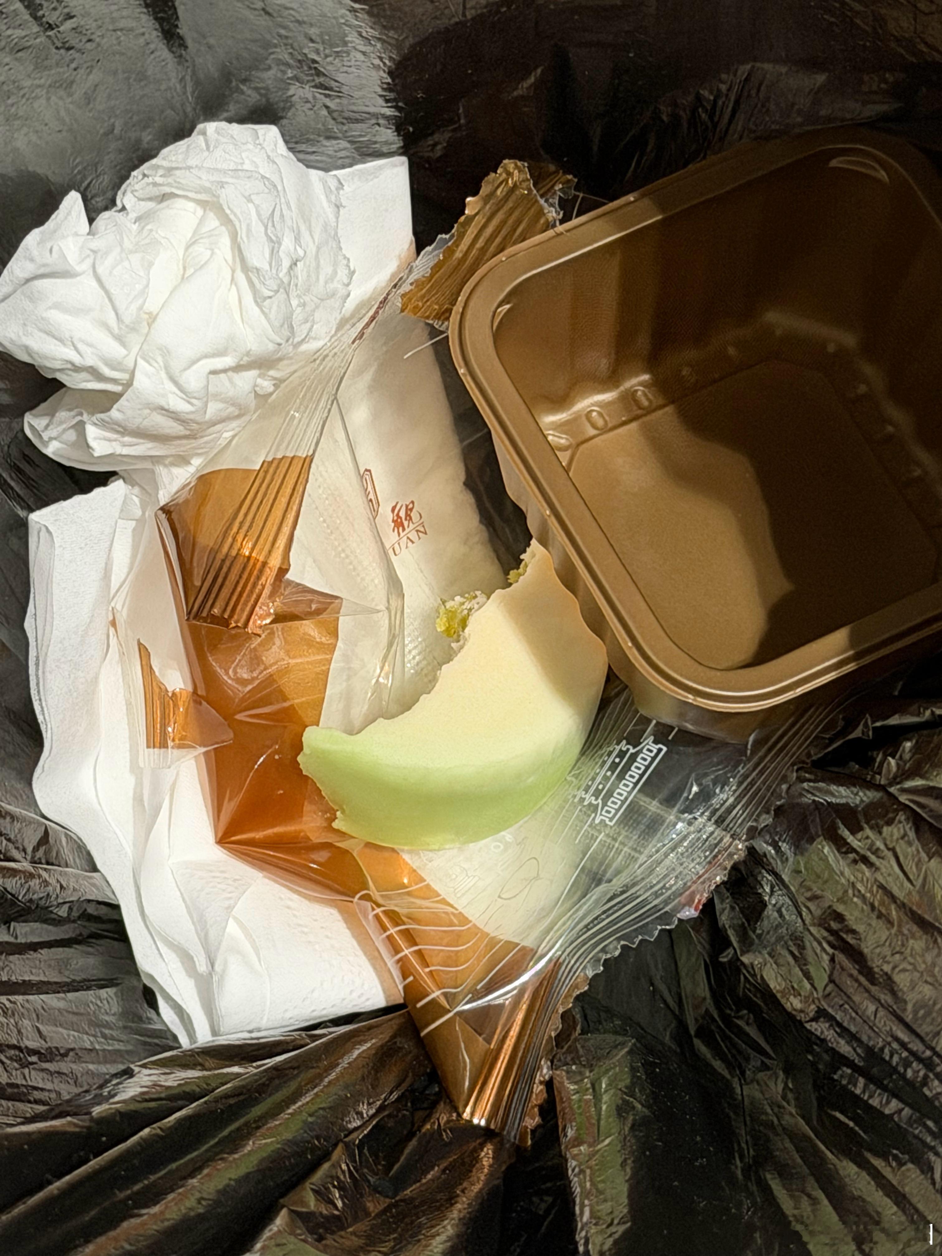 月饼就好好吃五仁、莲蓉、豆沙啥的别整那些花里胡哨刚吃了一个“青提爆柠流心”月饼真