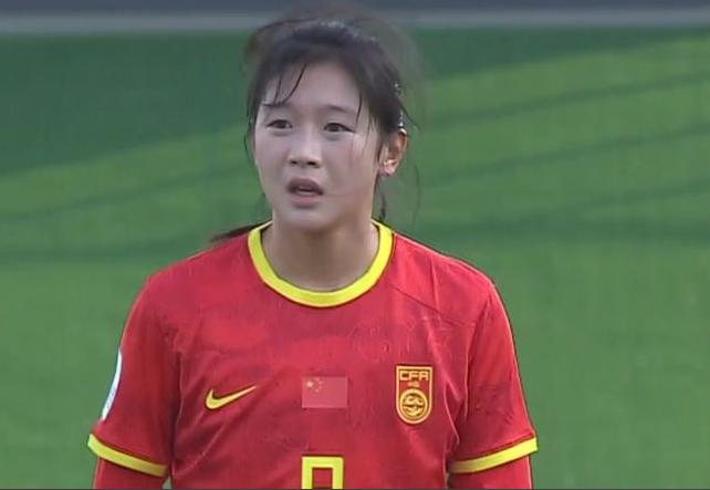 中国女足要出偶像级明星了，天然一股气质。
在中国女足历史上，是有不少明星、甚至是