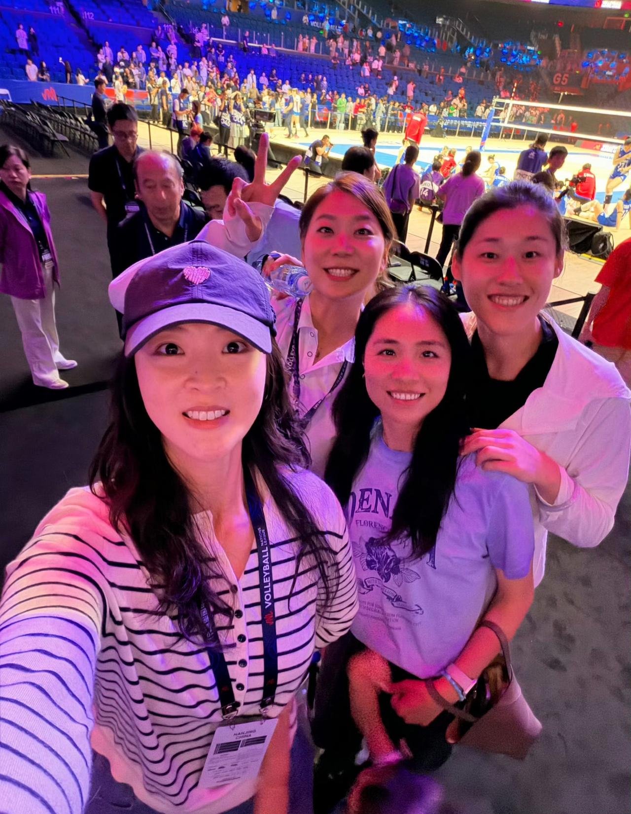 惠若琪发文为中国女排南京站比赛点赞，现场观众人数创历史记录，很多老女排队员和家人