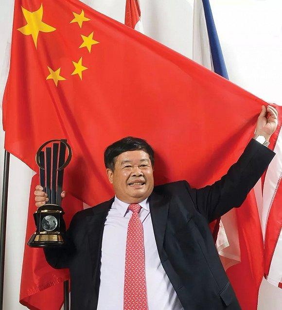 曹德旺为啥急于交班？
2025年10月16日晚间，福耀玻璃发布公告称，董事长曹德