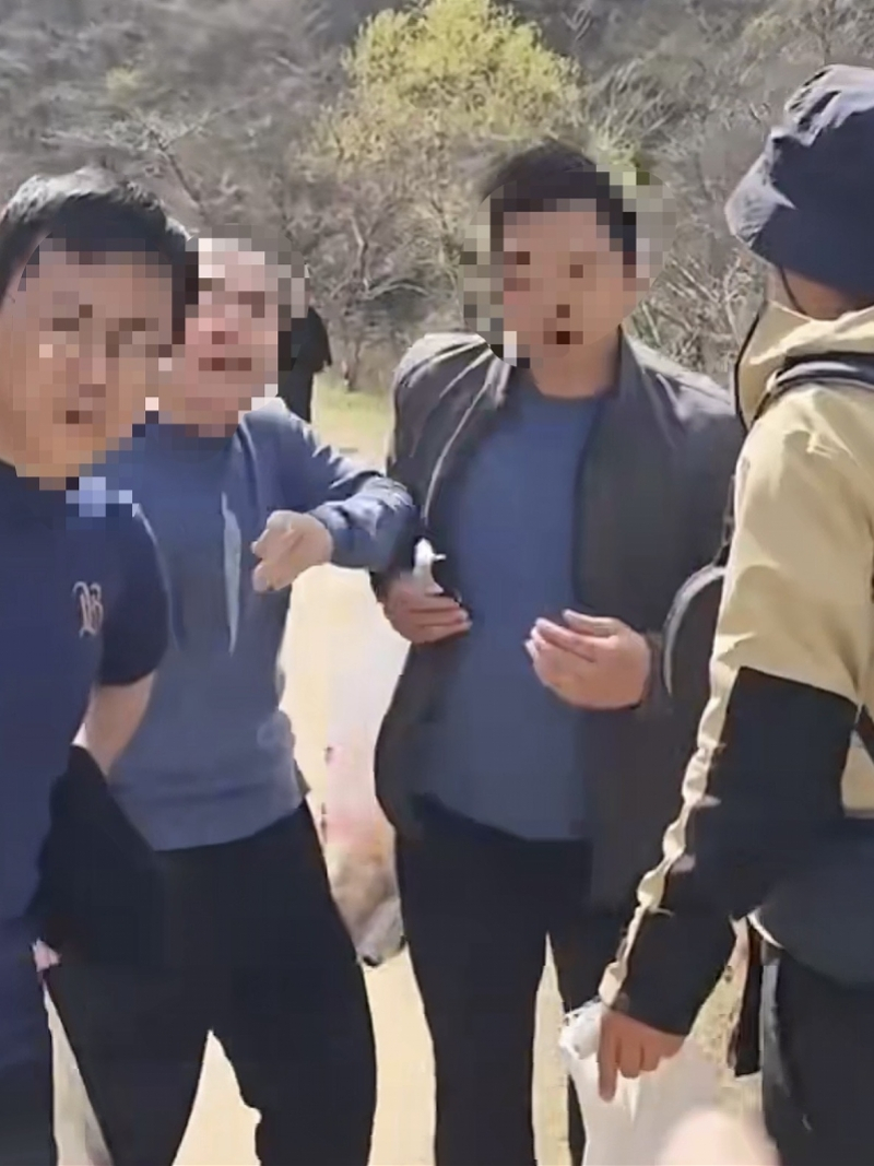 【#子午峪游客乱扔垃圾与志愿者起冲突#！当地辟谣称其非公职人员】#子午峪乱扔垃圾
