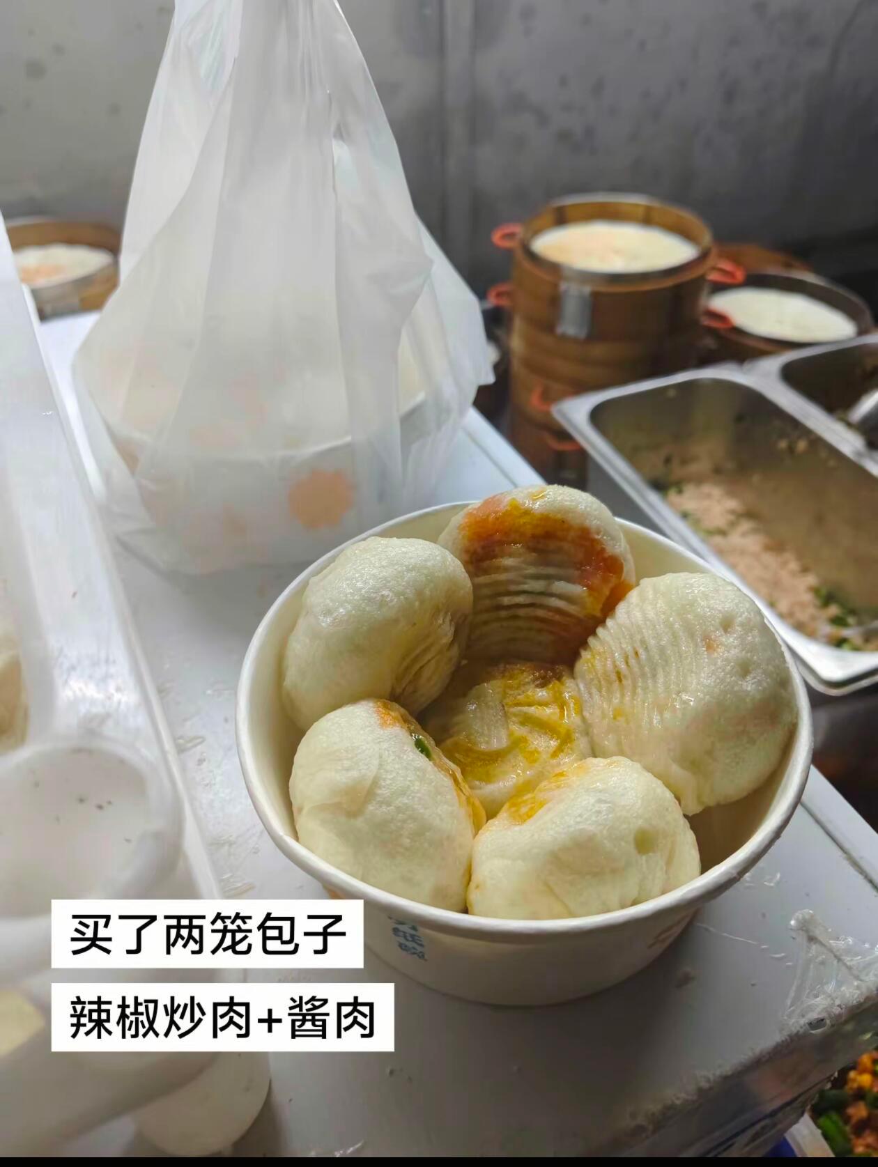 起初，他只是想摆摊玩手机............ 