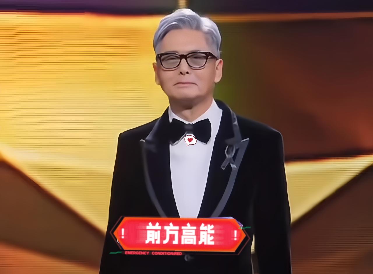 谁能想到，
古稀之年的发哥一亮相，直接让全网疯狂刷屏！
70岁的周润发在领奖台上