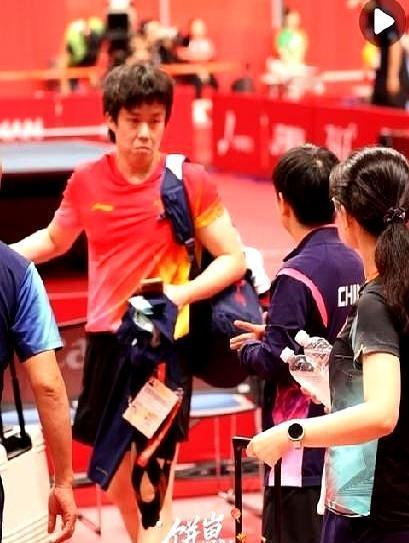 哈哈，王楚钦那小子一撅嘴，我就知道没憋好屁。
跟莎莎挤眉弄眼的，八成是在盘算晚上