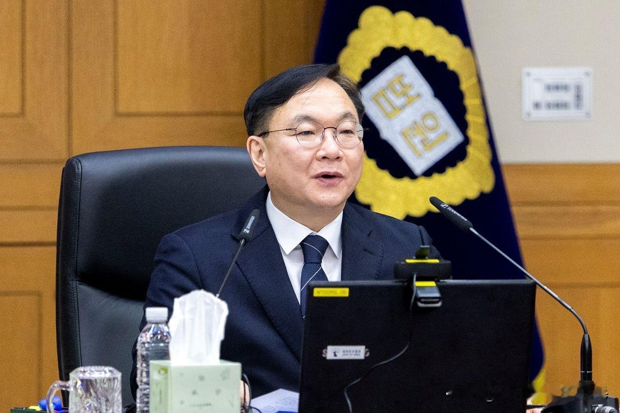 2月27日，韩国大法院法院行政处长朴英宰正式提出辞职，以抗议共同民主党强行推进“