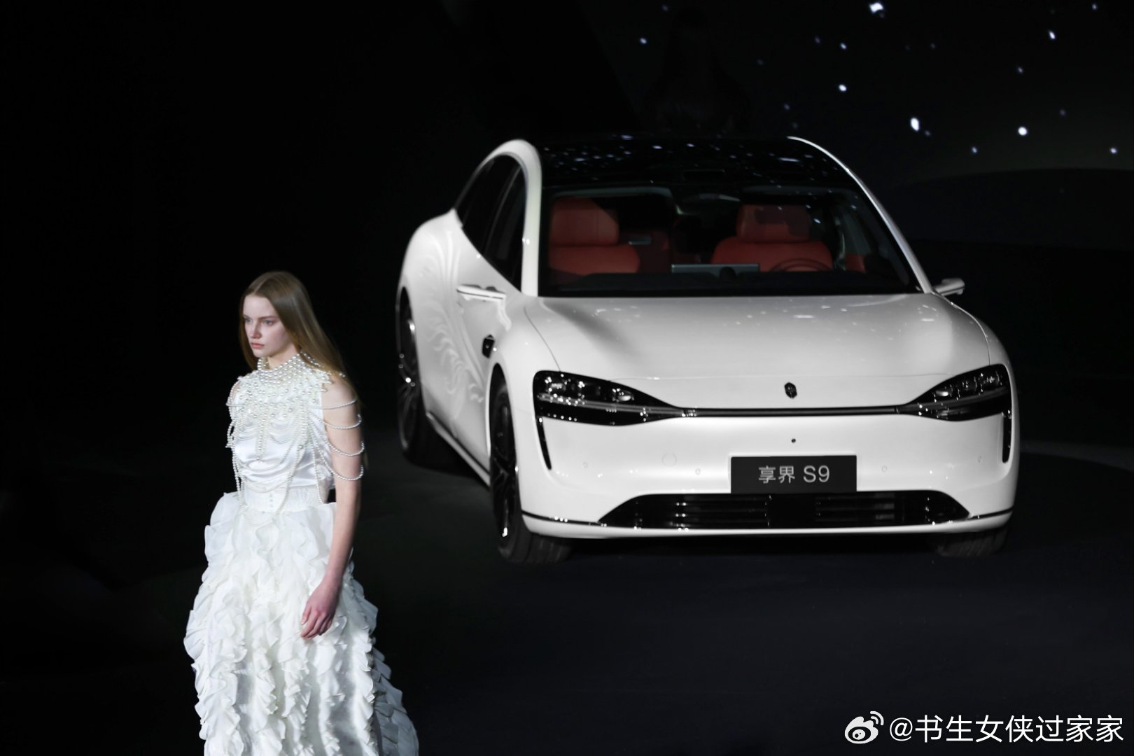 享界粉白新车色亮相北京时装周 896线上车啦！近日，在AW2026北京时装周享界