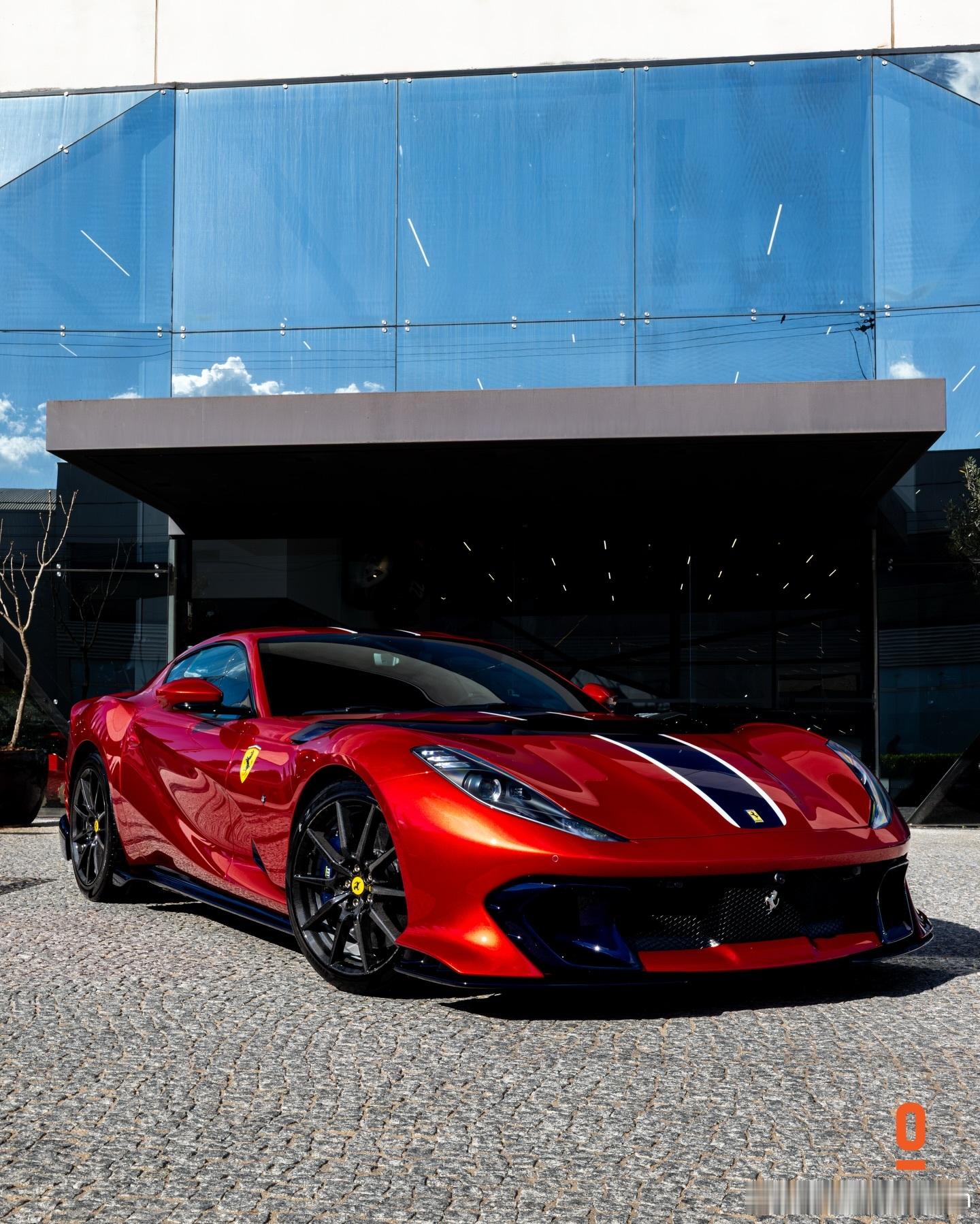 外观配色为Rosso Magma，搭配以Blu Elettrico为主体，Bia