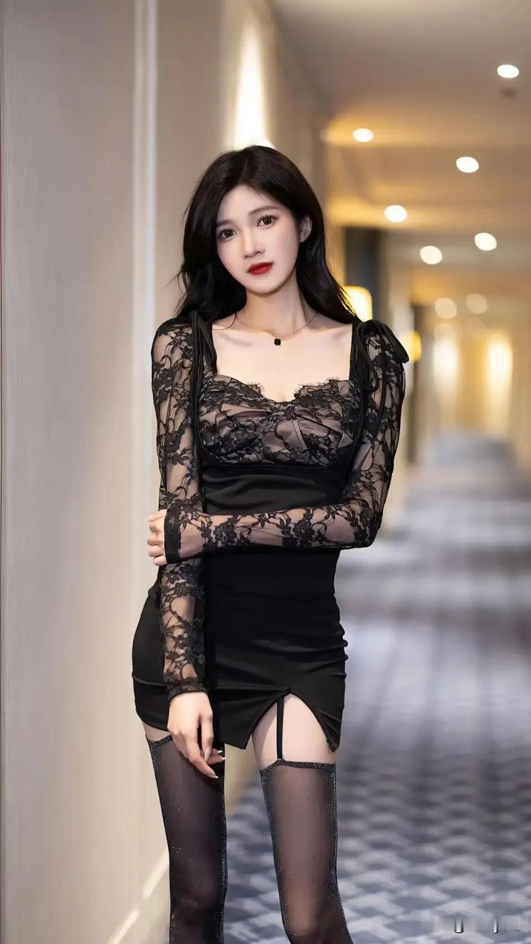 
#迷人的极品身材# #好身材性感女神# #性感翘臀完美身材# #，性感妩媚，赏