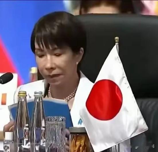 高市早苗在G20峰会上，由于自己姗姗来迟，于是就提前找了一个男替身，在自己的首相
