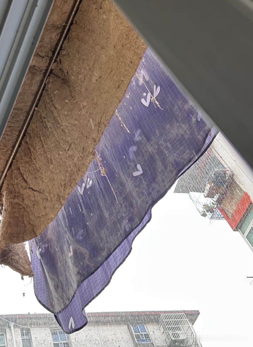 楼上邻居回来发现后天要塌了
    这天气这几天一直下雨，他出走的时候，居然把被