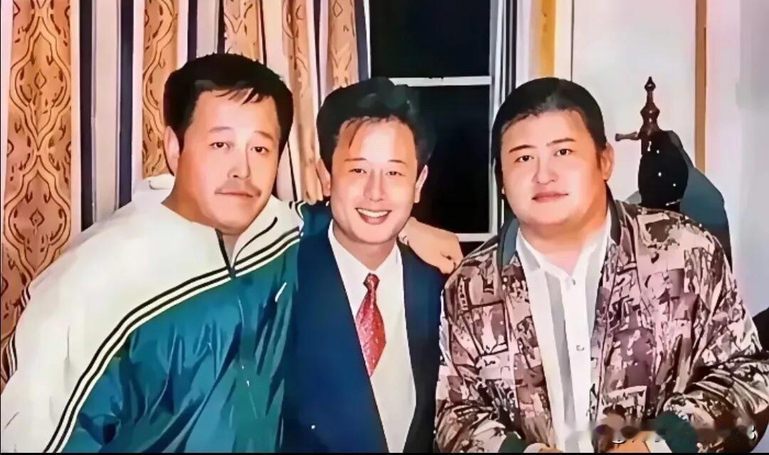 问了10个人，没有一个人能够说出中间这一位穿西装打领带的帅哥的名字。左右两边的男