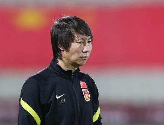 李铁穿错一双鞋，俱乐部被罚40万！

据悉，16年中超第四轮长春亚泰对阵华夏幸福
