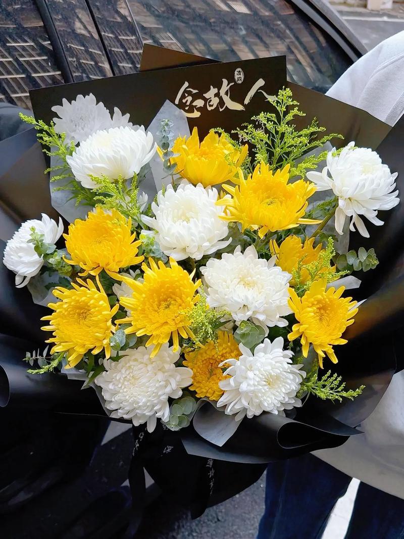 清明祭英烈
致敬那些沉默的先烈，
他们隐于敌后，无名无姓，
在黑暗里行走，为光明