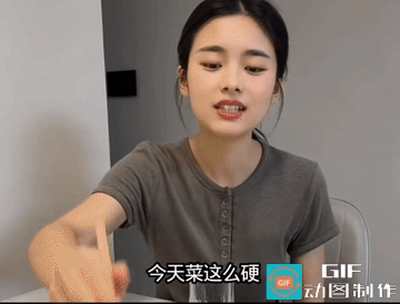 女子她一套一套的。左一套，右一套，看你选中那一套，一起喝吧！
女子她没有说，“你