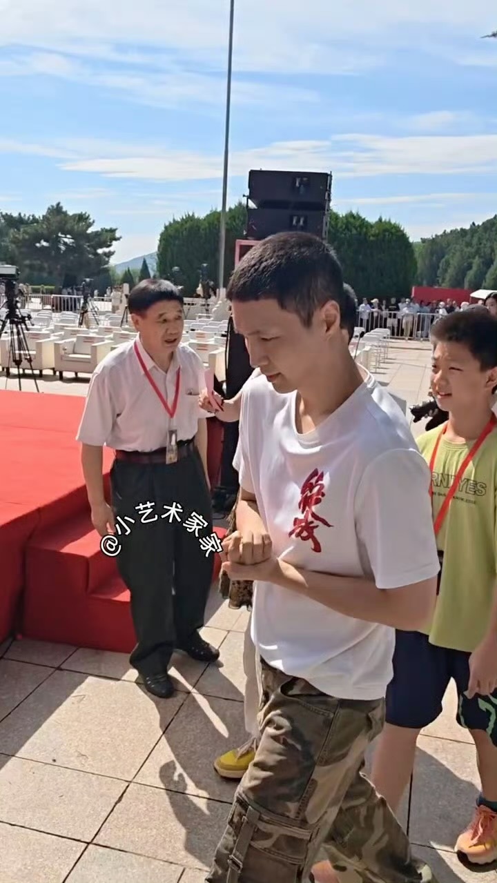 张艺兴   艺兴新电影开机了寸头秒变硬汉张艺兴剃寸头