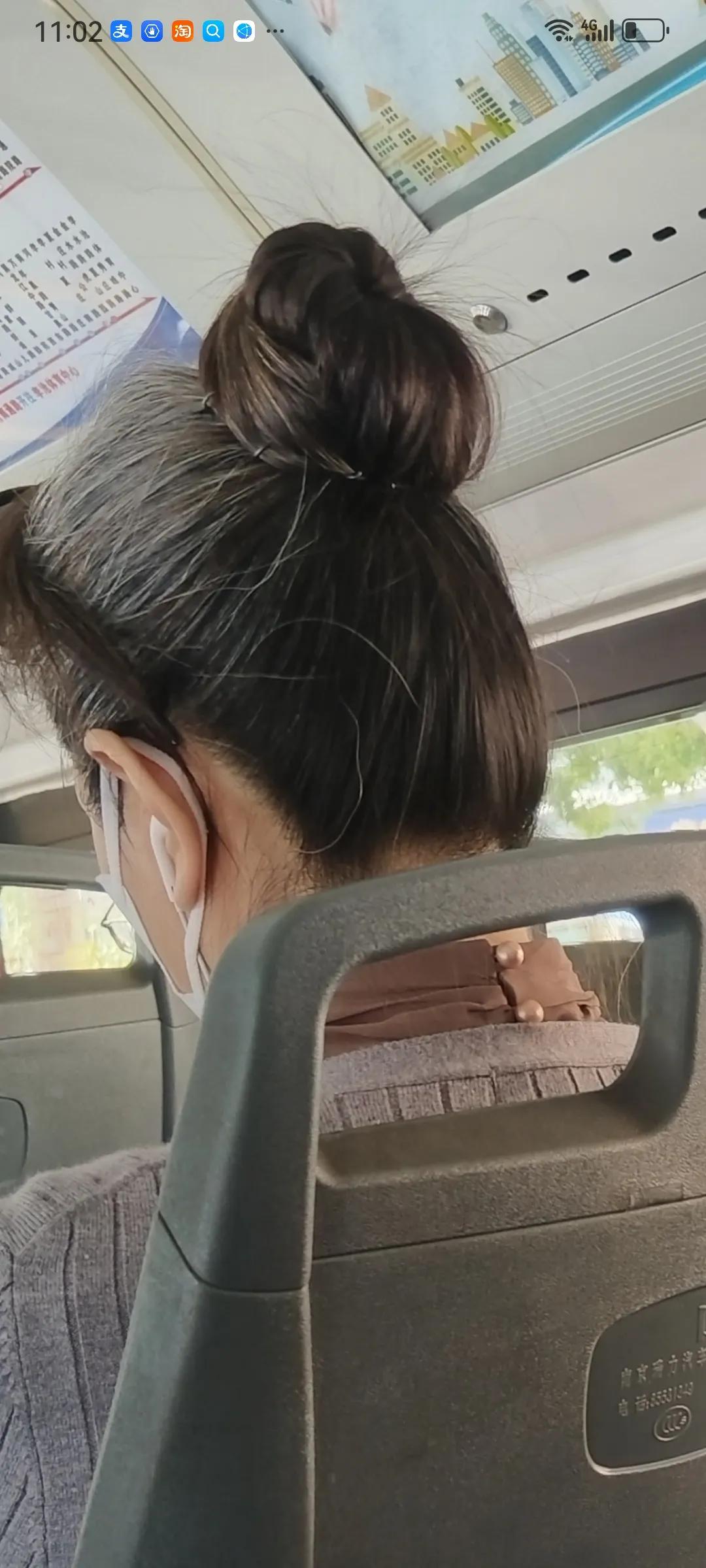 现在的都市女性活的越来越自信，不用讨好别人，穿着打扮也越来越随意，一切都是怎么舒