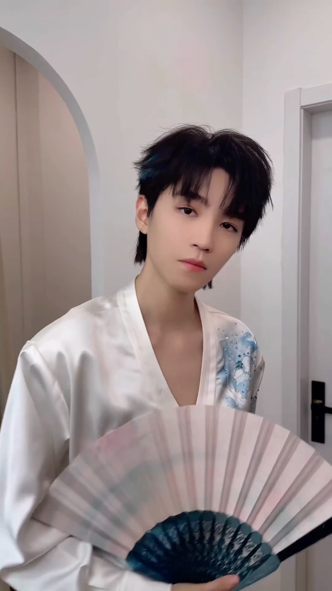 我就这么反复听皮鞋声和折扇声。。。。。 