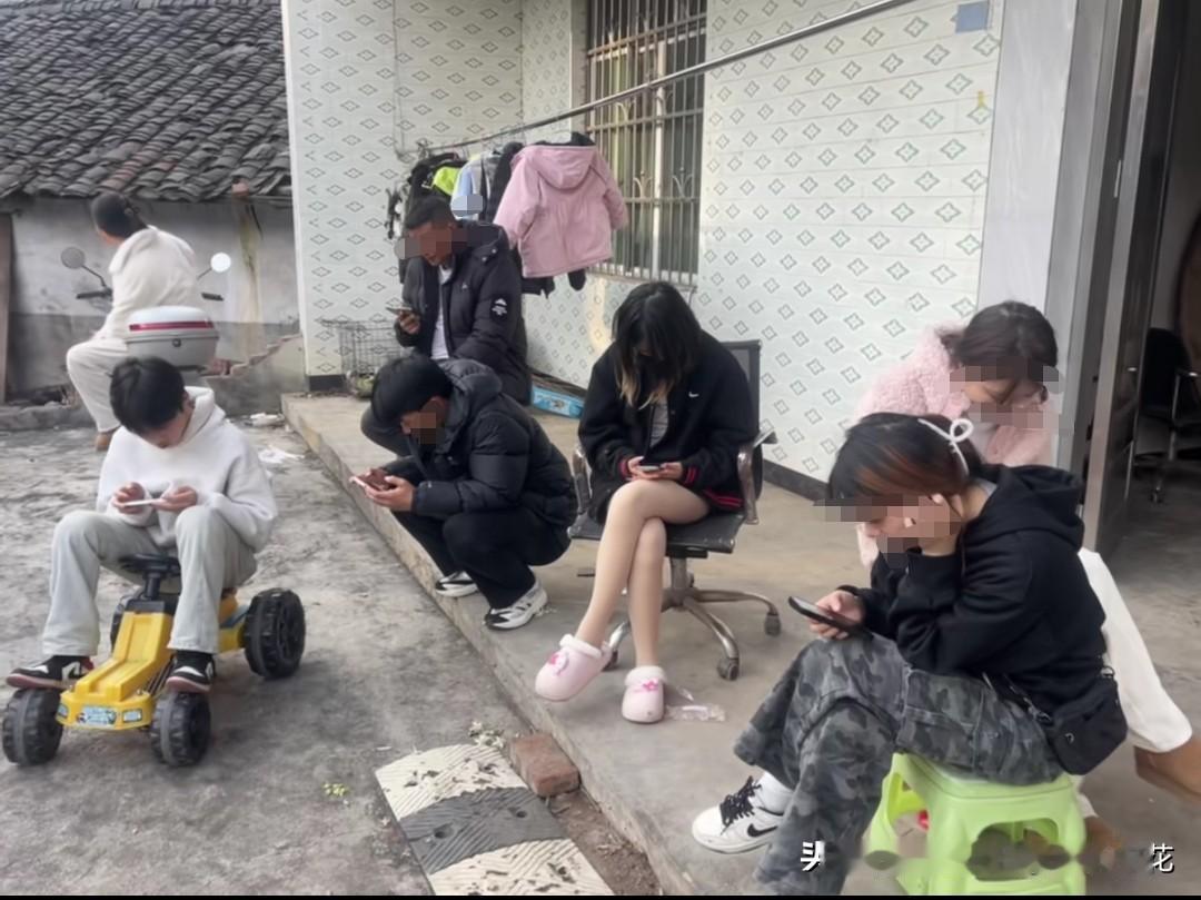 当代年轻人回家过年，一家人不是围坐在一起谈天说地，而是各自捧着手机，男女老少都盯