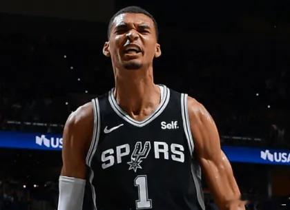 12.14日NBA杯半决赛，马刺对阵雷霆的全场比赛已结束，。赛后，马刺球员文班亚