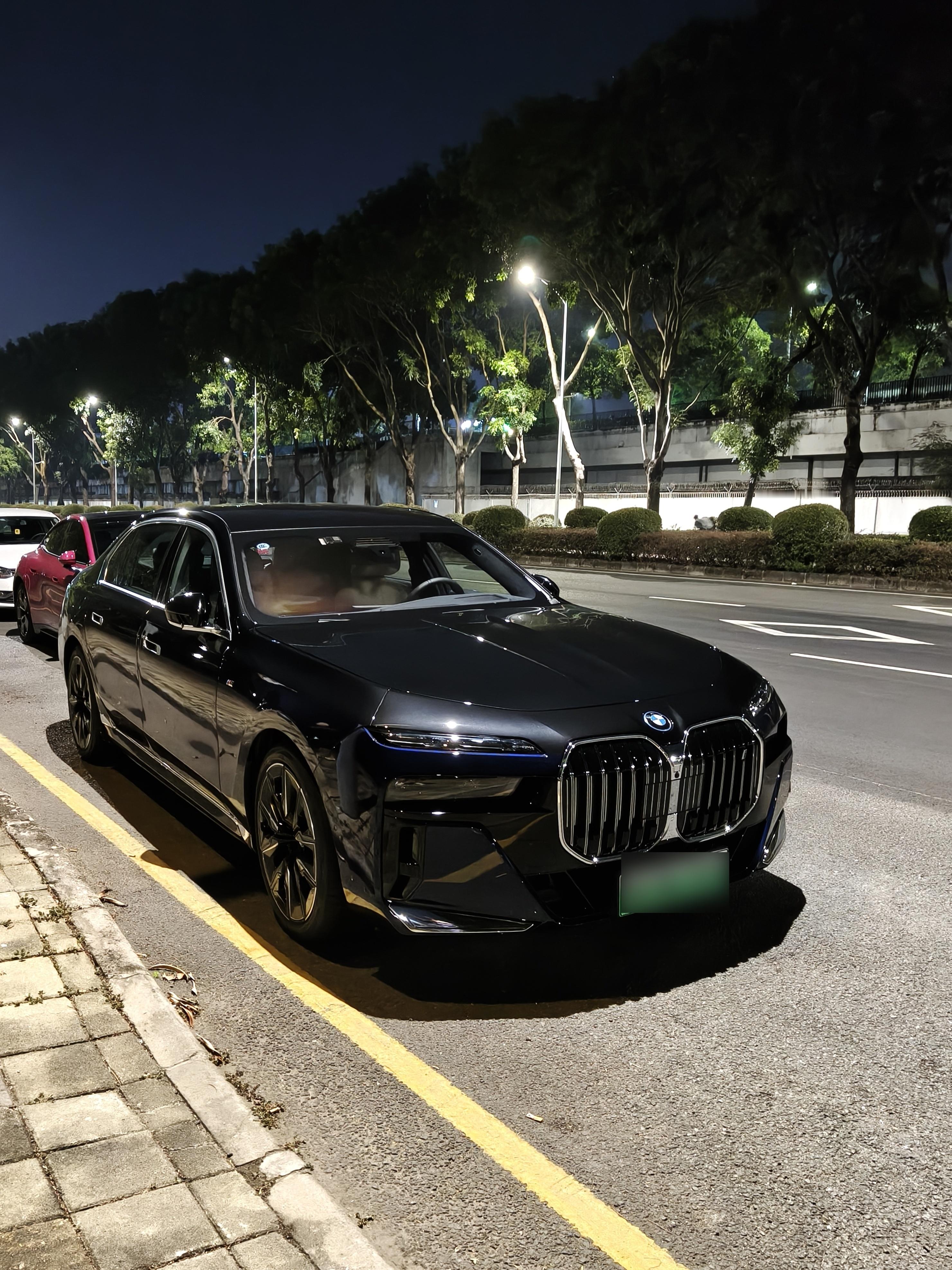 《在电动领域彰显造车功底——宝马i7 60L 》上个月去特区玩耍，体验了朋友刚提