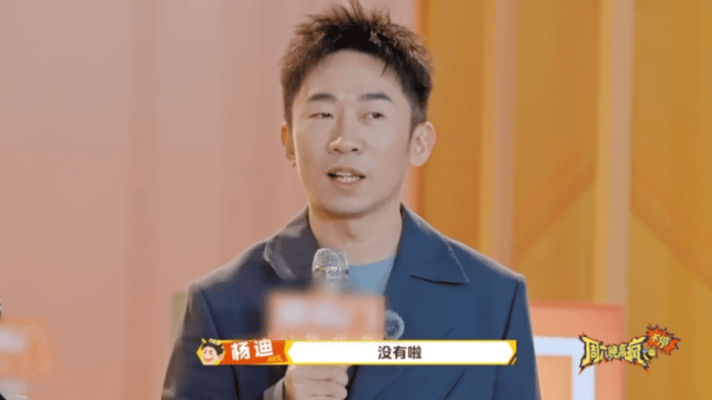 周冬雨认证撞脸杨迪周五晚高疯 影后脸和喜剧脸的终极交汇！周冬雨与杨迪的撞脸对比，