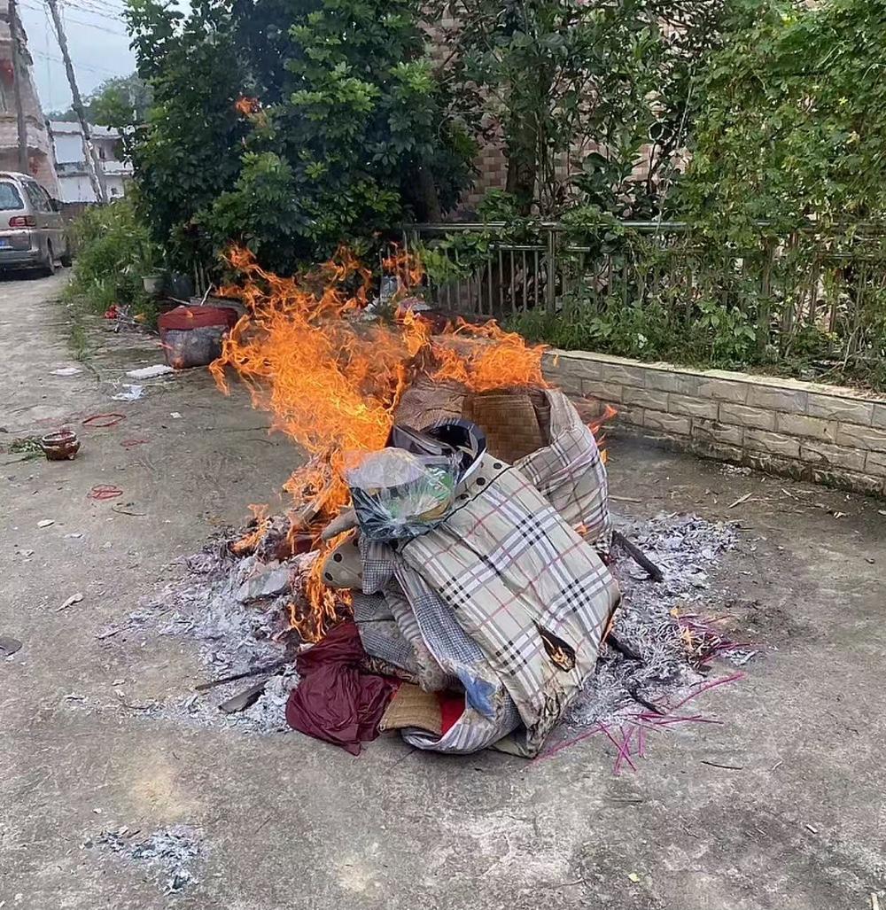 我妈走的时候，中午火化完，下午我爸就把她所有的衣服被子全部扔，扔得一干二净。当我