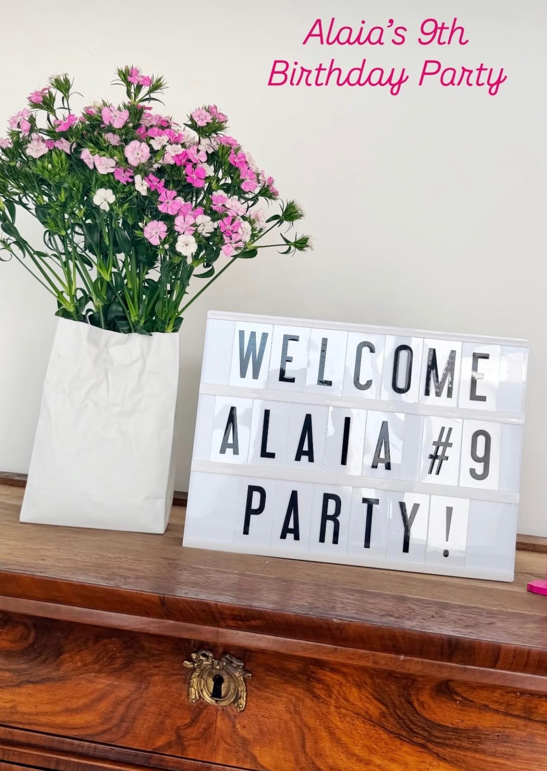 陈冠希女儿alaia庆祝9岁生日，alaia很有艺术天赋，还画了画 