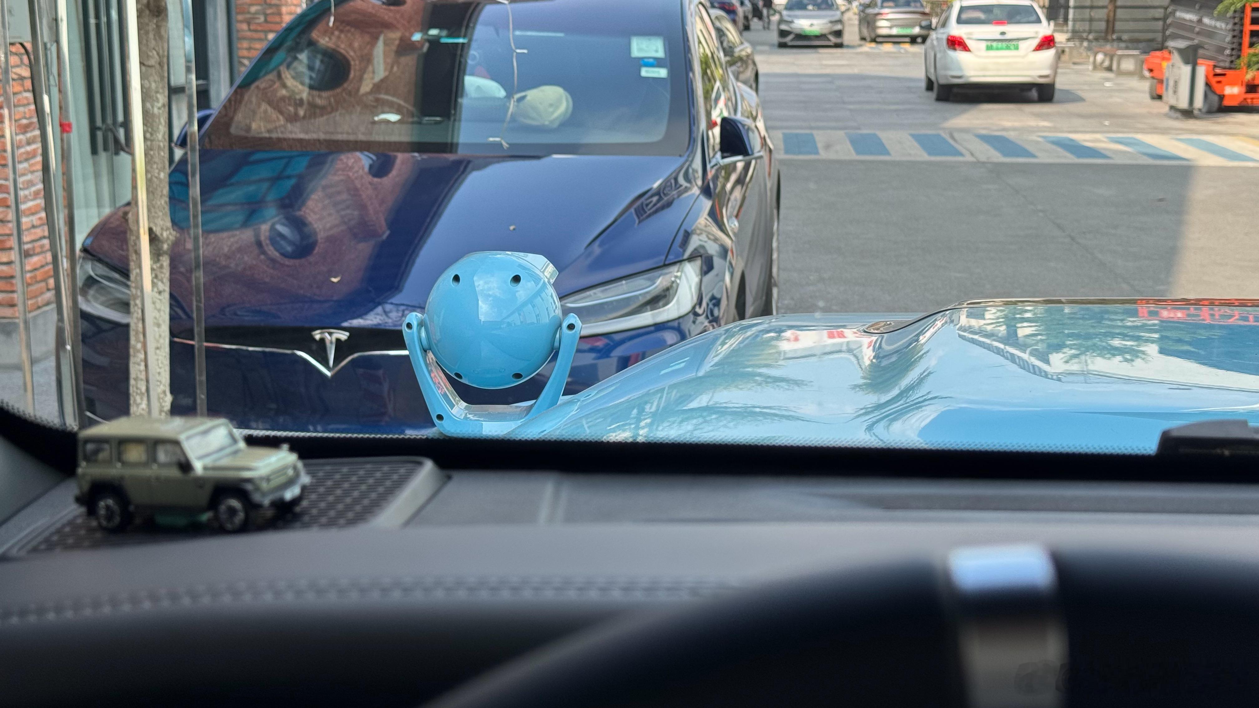 从9月份开始出发历经2个月时间往返东南亚多次终于能让这辆212在印尼街头合法行驶