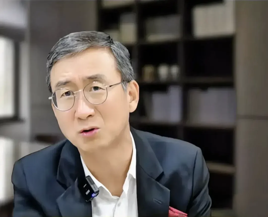 记者问移动营销创始人华红兵:“你觉得结婚要给彩礼吗？”华红兵说:“在结...