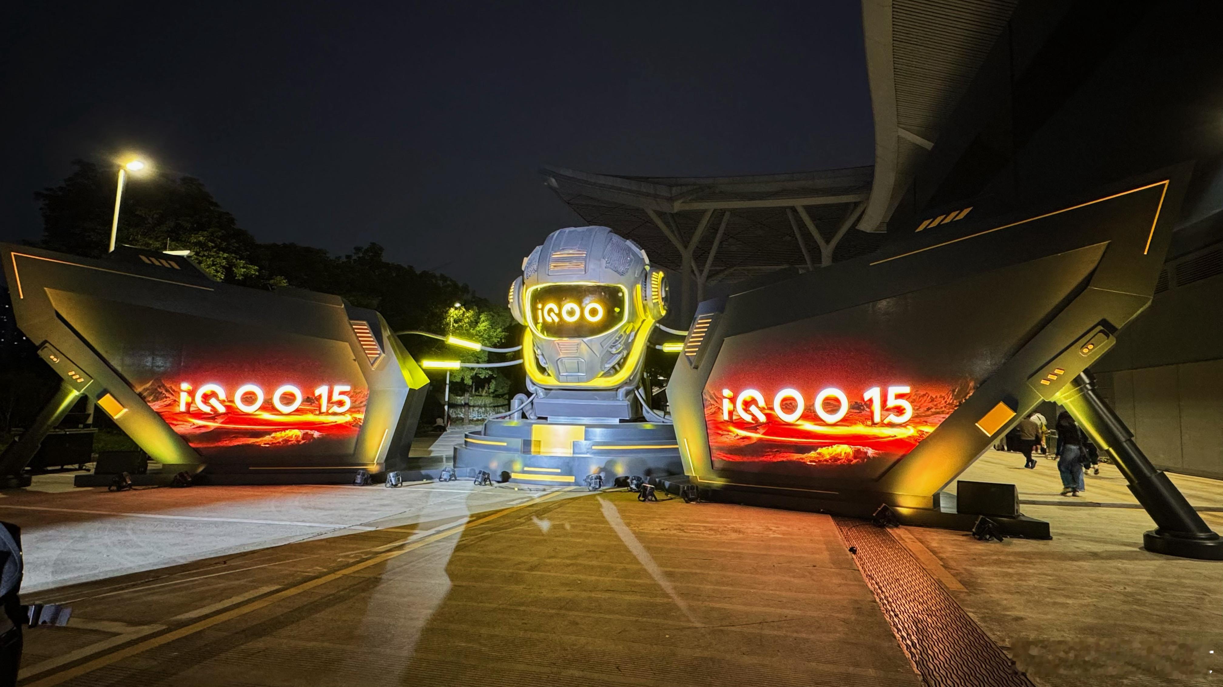 到iQOO 15发布会现场了，闲着也是闲着，大家来猜起售价吧，前三位猜对的有红包