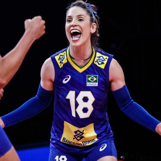 🎙️巴西🇧🇷女排前国手自由人卡米拉心中的各项最佳：▶️最佳拦网： 🇧🇷