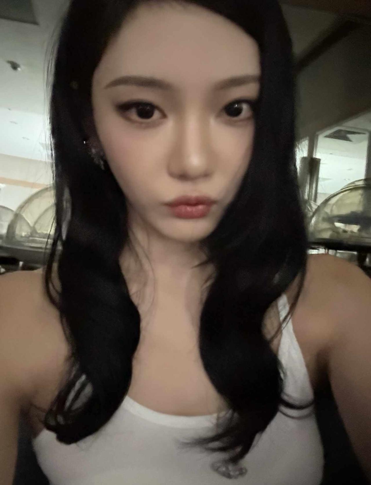 一会儿见小宁宁～
女孩咋这么可爱…真的很喜欢宁宁这样的自拍谁懂aespa Nin