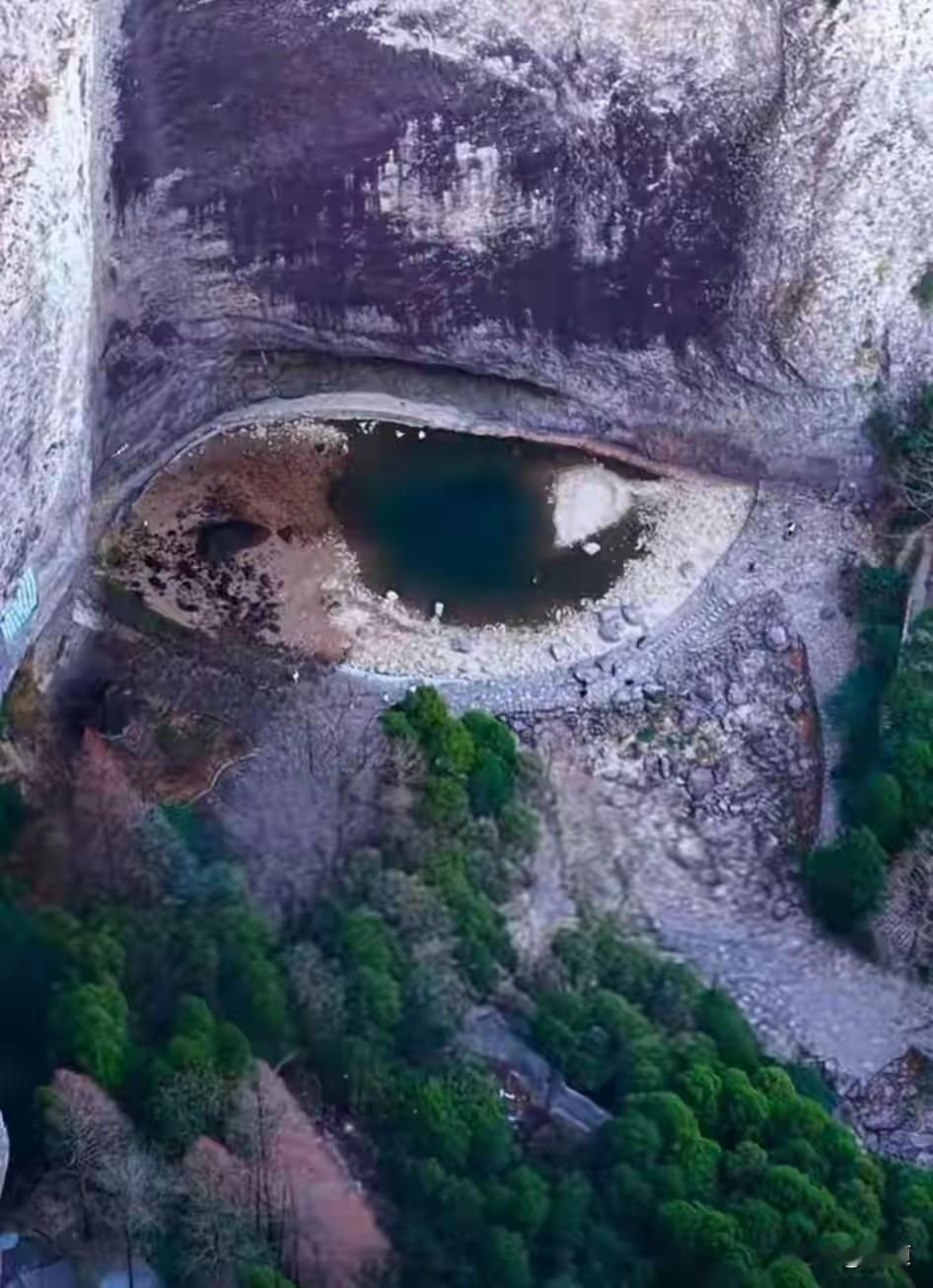 这真的就是奇观。
近日，浙江雁荡山大龙湫景区，因干旱少雨，大龙湫瀑布潭底水位下降