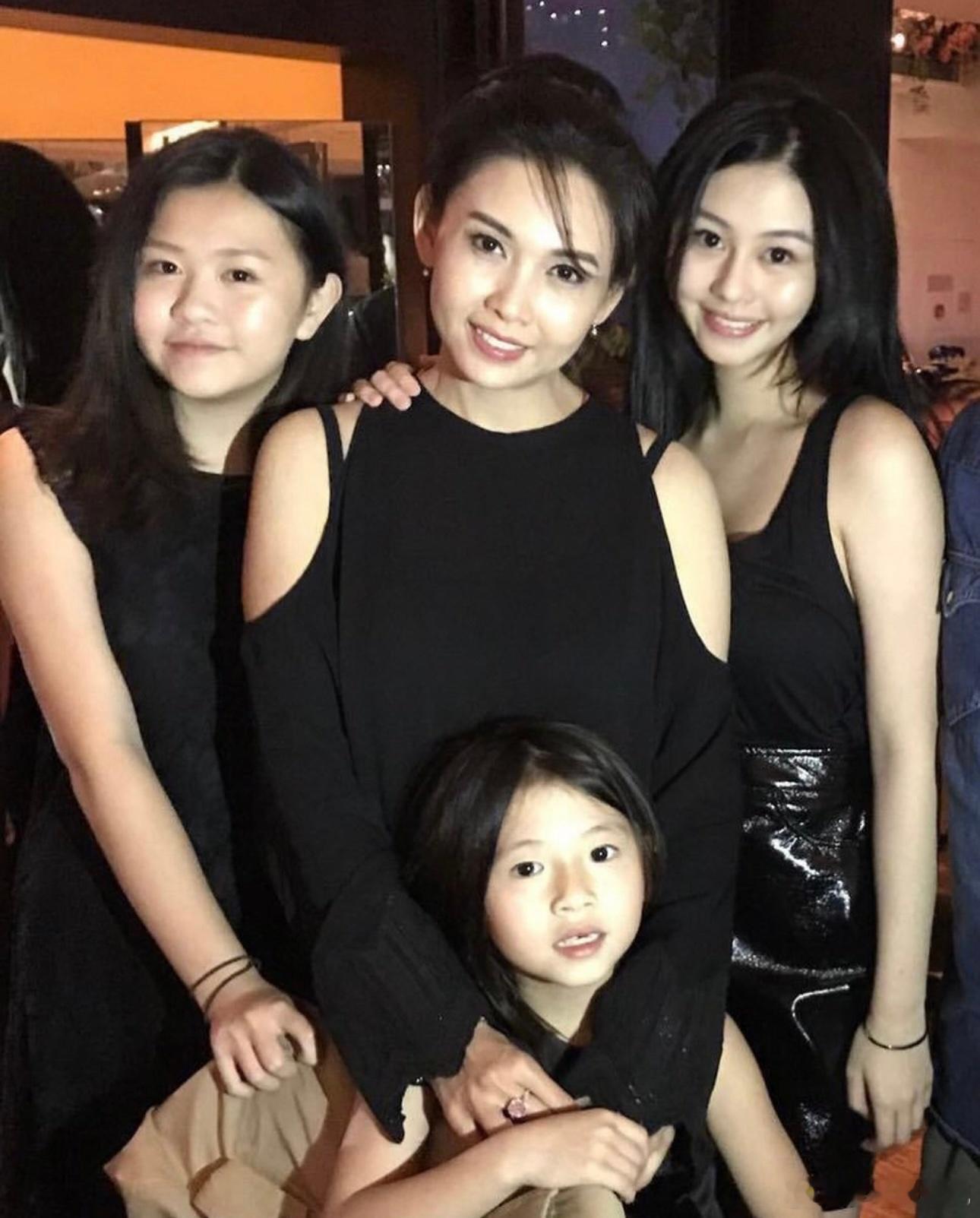 沈月晒照，邱淑贞和她的三个女儿。[心] ​​​