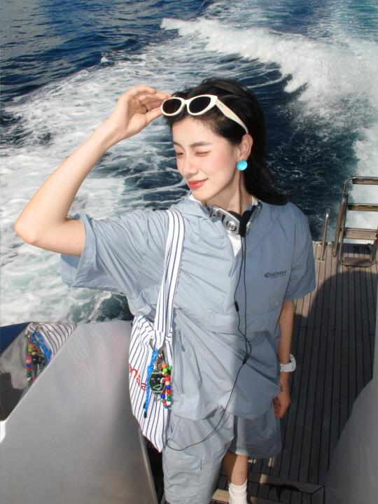 “船长，请停在这片克莱因蓝里”