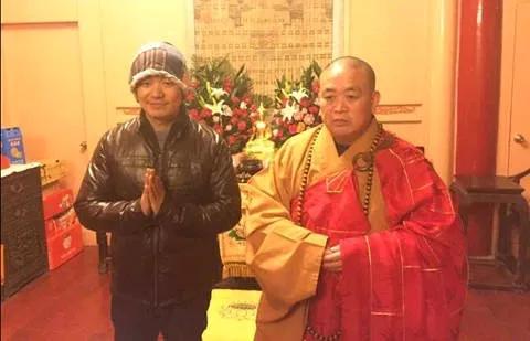 释永信两个徒弟都红遍神州大地，一个是释小龙一个是王宝强，看来他还真是有那么一下子