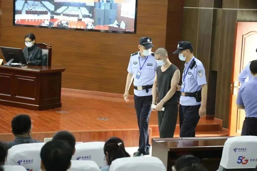 男子上网搜索“密闭空间丙烷爆炸”，反锁宿舍欲炸死熟睡工友但未