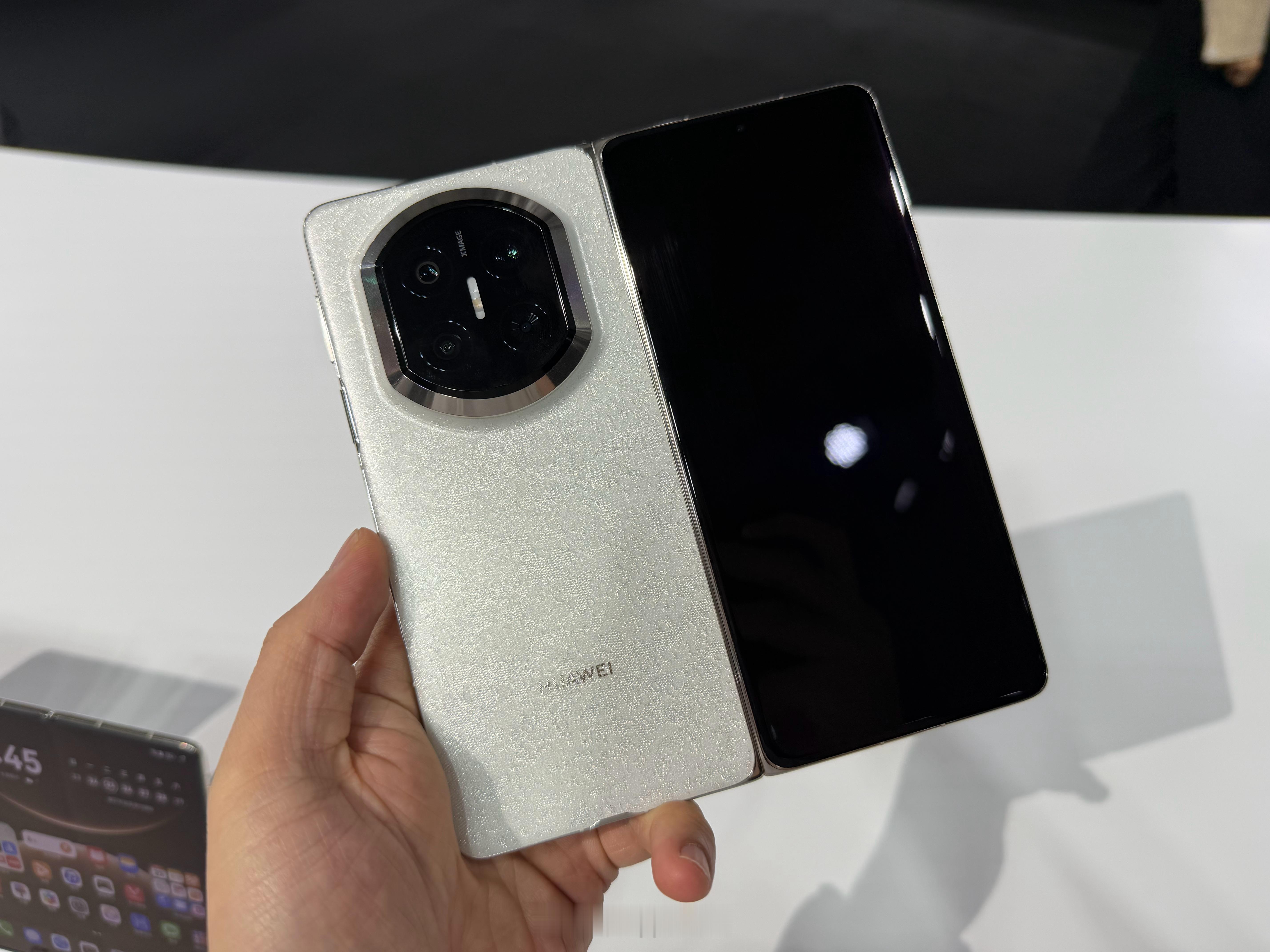 华为Mate X7的铰链很强！