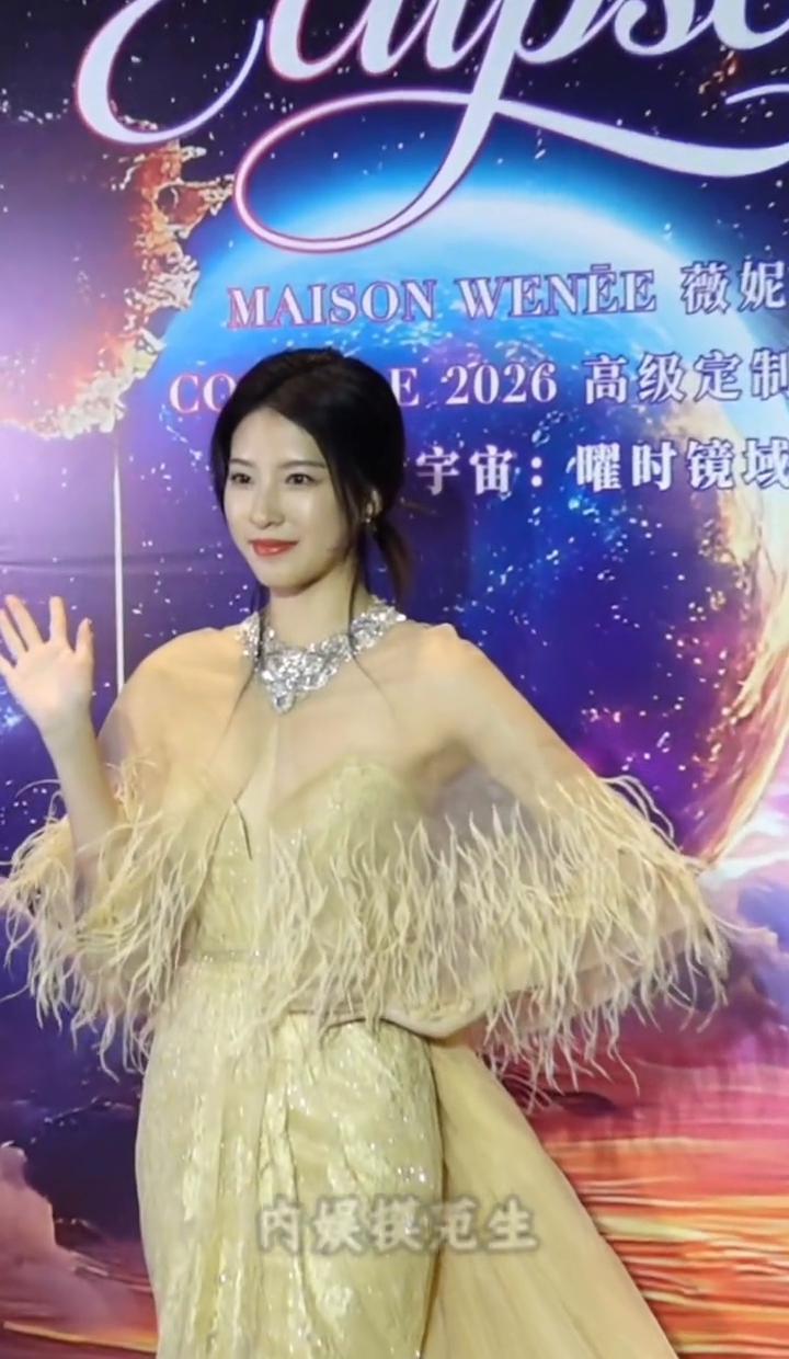 你穿得素，不是装清高，是赶上了官方认证的时髦。
中国服装协会刚把“三色以内”写进