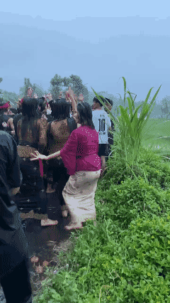 印尼🇮🇩民间舞蹈，💃
都光脚丫子还是那么美[灵光一闪]