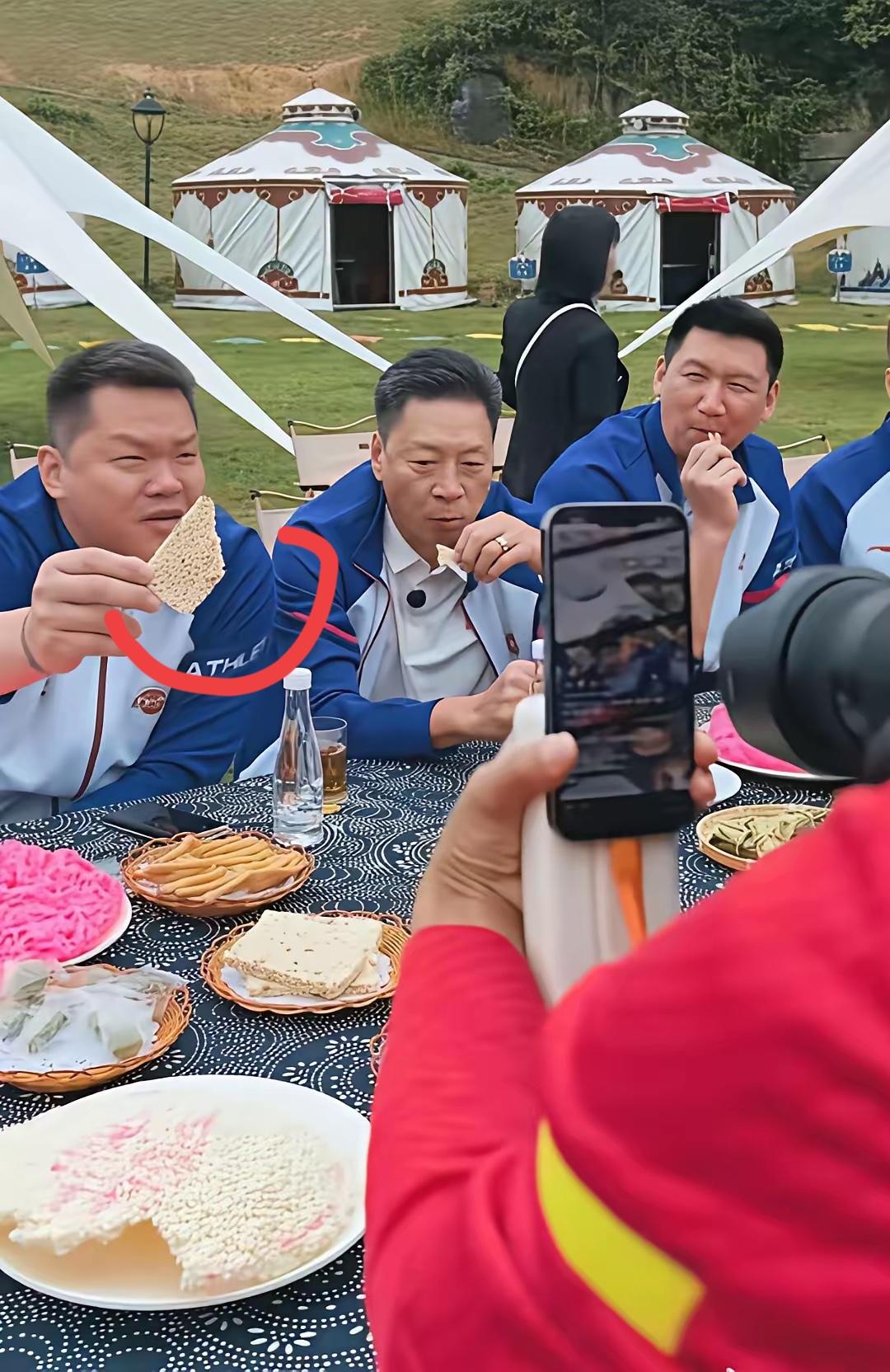 朱芳雨手里拿的是什么吃的